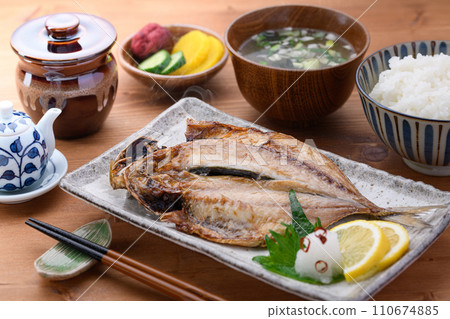 日本料理、竹莢魚、味噌湯、米飯、泡菜 110674885