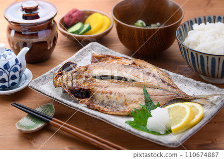 日本料理、竹莢魚、味噌湯、米飯、泡菜 日本料理、竹莢魚、味噌湯、米飯、泡菜 110674887