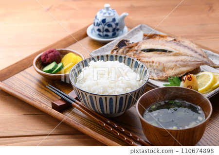 日本料理、竹莢魚、味噌湯、米飯、泡菜 110674898