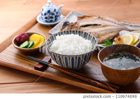 日本料理、竹莢魚、味噌湯、米飯、泡菜 110674899