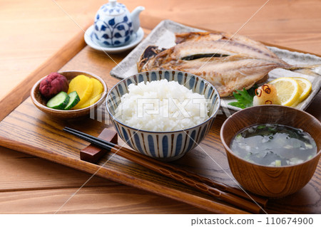 日本料理、竹莢魚、味噌湯、米飯、泡菜 110674900