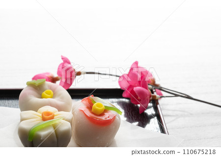 美麗的冬花日式甜點 110675218