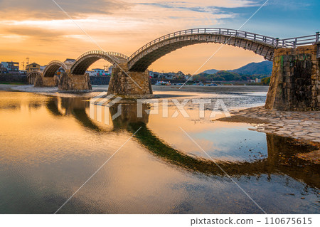 Kintaikyo Bridge reflected in the morning sun, Iwakuni City, Yamaguchi Prefecture 110675615