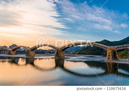 Kintaikyo Bridge reflected in the morning sun, Iwakuni City, Yamaguchi Prefecture 110675616