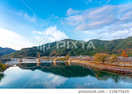 山口縣岩國市,晨曦中倒映的錦帶橋 山口縣岩國市,晨曦中倒映的錦帶橋 110675620
