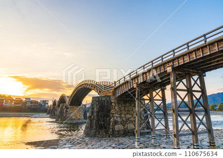Kintaikyo Bridge reflected in the morning sun, Iwakuni City, Yamaguchi Prefecture 110675634