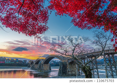 山口縣岩國市，晨曦中倒映的錦帶橋 110675703