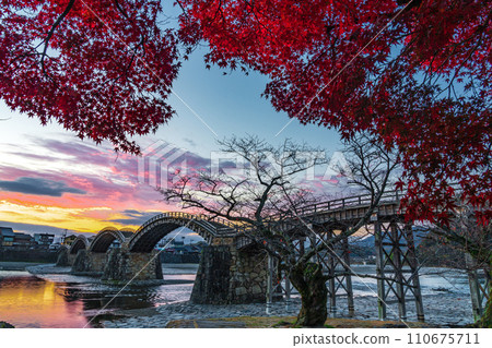 Kintaikyo Bridge reflected in the morning sun, Iwakuni City, Yamaguchi Prefecture 110675711
