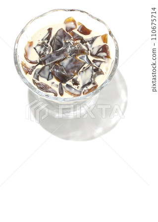 Overhead shot of coffee jelly against a white background 110675714