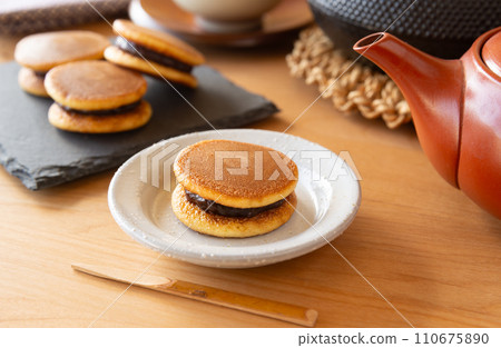 Mini dorayaki and tea utensils, Japanese sweets, snacks, sweets, red bean paste, sweets, bite size, grained andrayaki, mini size 110675890