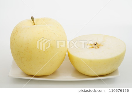 Fresh fruit Apple super rare variety "Kinboshi" from Aomori Prefecture Fresh fruit Apple super rare variety "Kinboshi" from Aomori Prefecture 110676156