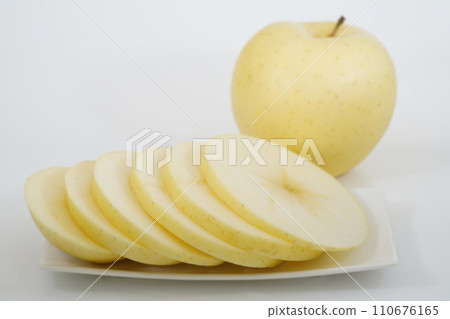 Fresh fruit Apple super rare variety "Kinboshi" from Aomori Prefecture Fresh fruit Apple super rare variety "Kinboshi" from Aomori Prefecture 110676165