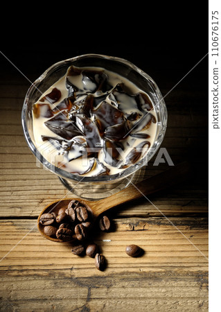 coffee jelly and coffee beans 110676175