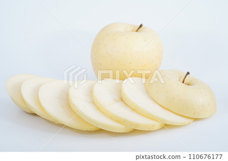 Fresh fruit Apple super rare variety "Kinboshi" from Aomori Prefecture 110676177