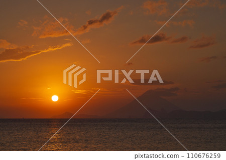 [從黃金海灘大濱海灘出發的開聞岳（夕陽）] 鹿兒島縣喜茂月郡南大隅町 110676259