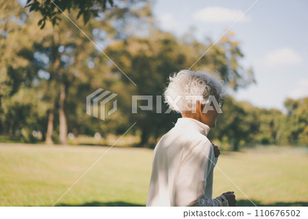 senior runner 110676502