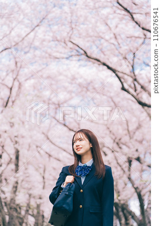 看櫻花的女高中生 110676541