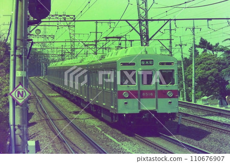 東急 8500 系列 8516 和其他 6 輛車，全 M 編組，無冷卻電源，田園調布-玉川園前，1976 年 5 月 8 日 110676907
