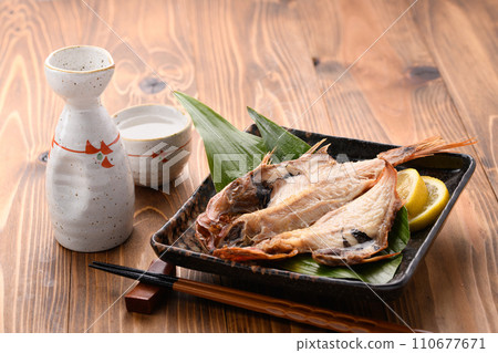 乾金鯛魚和清酒 乾金鯛魚和清酒 110677671