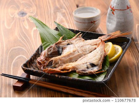 乾金鯛魚和清酒 乾金鯛魚和清酒 110677678