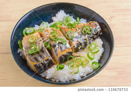 Grilled mackerel bowl 110678733