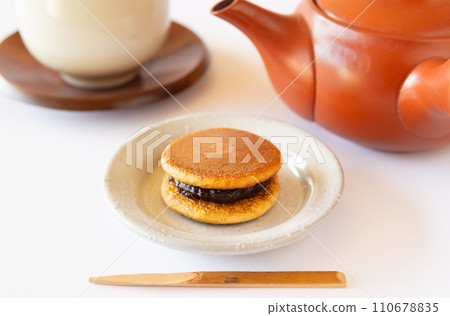 Mini dorayaki for snack, Japanese sweets, sweetness, red bean paste, sweets, bite size, grained andrayaki, mini size Mini dorayaki for snack, Japanese sweets, sweetness, red bean paste, sweets, bite size, grained andrayaki, mini size 110678835