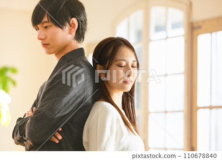 背靠背站著的男人和女人 110678840