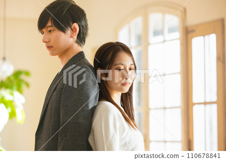 背靠背的夫婦 110678841