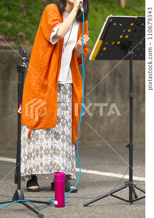 在戶外活動中唱歌的女人 110679343