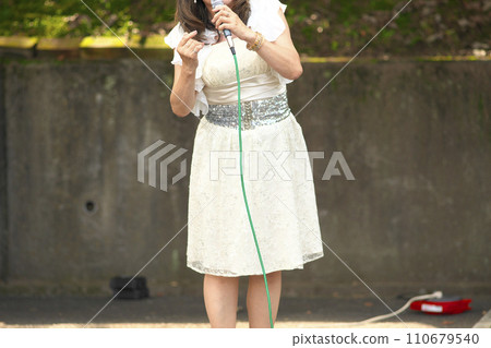 在戶外活動中唱歌的女人 110679540