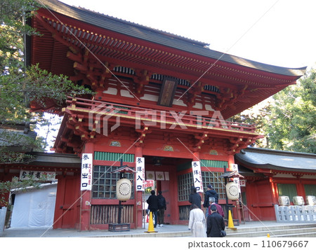 新年期間的香取神社(樓門)擠滿了新年參拜者 新年期間的香取神社(樓門)擠滿了新年參拜者 110679667
