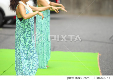 跳草裙舞的婦女 110680264