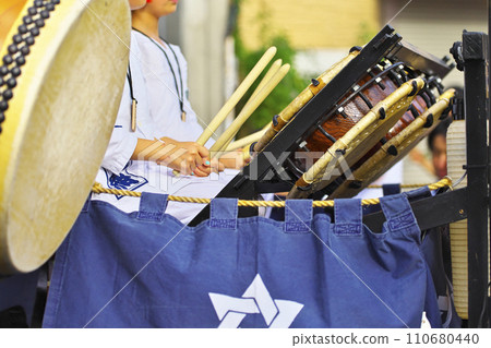 高崎市高崎節 人們乘坐花車敲鑼打鼓 高崎市高崎節 人們乘坐花車敲鑼打鼓 110680440