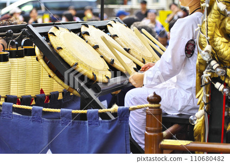 Takasaki City Takasaki Festival People riding on floats and beating drums 110680482