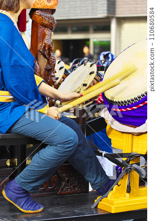高崎市高崎節 人們乘坐花車敲鑼打鼓 110680584