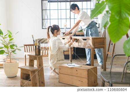 Couple enjoying DIY Couple enjoying DIY 110680804