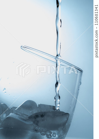 pour water into a cup 110681341