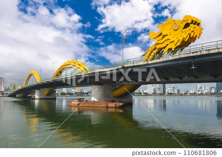 Dragon Bridge, the landmark of Da Nang crossing han river in vietnam 110681806