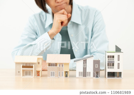 許多房子和中年婦女 110681989