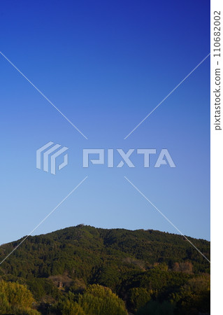 Blue sky, mountains, and distant view of Okadera three-storied pagoda 110682002