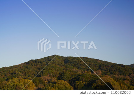 Blue sky, mountains, and distant view of Okadera three-storied pagoda 110682003