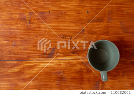 Empty coffee cup on wood background 110682061