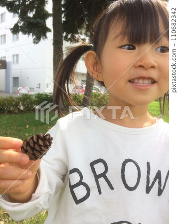 在公園裡玩的女孩 110682342