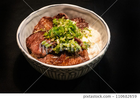 黑色背景的牛舌碗 110682659