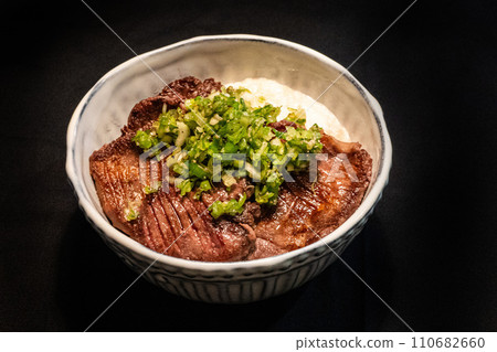 黑色背景的牛舌碗 黑色背景的牛舌碗 110682660