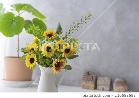 Mini sunflower flower arrangement and umbellata Mini sunflower flower arrangement and umbellata 110682692