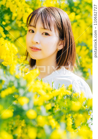 含羞草包圍的年輕女子 110682727