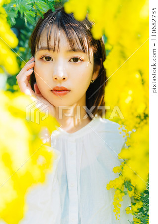 含羞草包圍的年輕女子 110682735