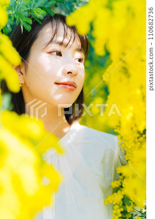含羞草包圍的年輕女子 110682736