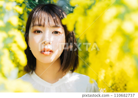 含羞草包圍的年輕女子 110682737